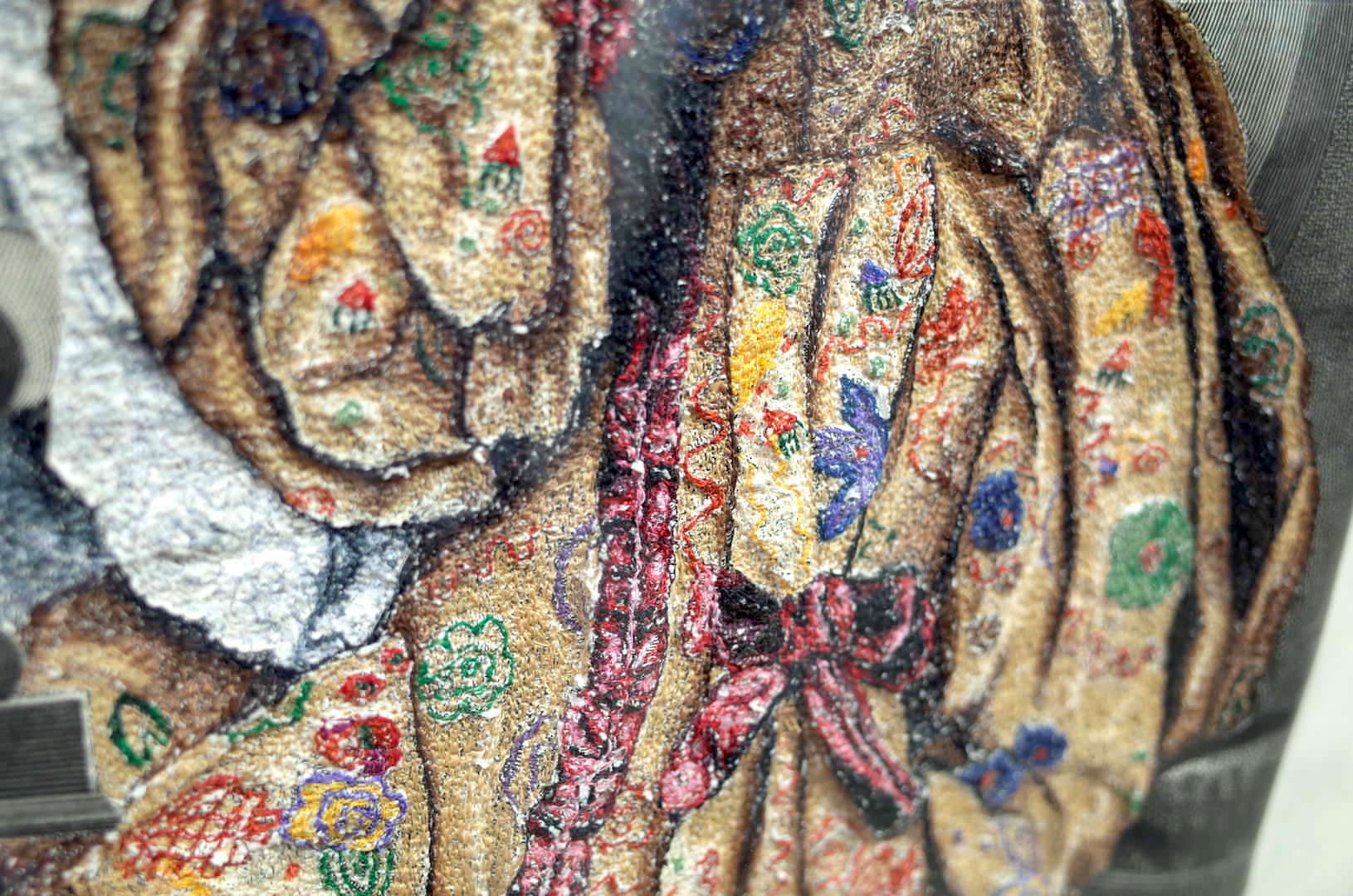 良く見ると複雑に色が重なった刺繍の立体的な風合いが見て取れます。緊迫も使われていてゴージャス感も味わえました。