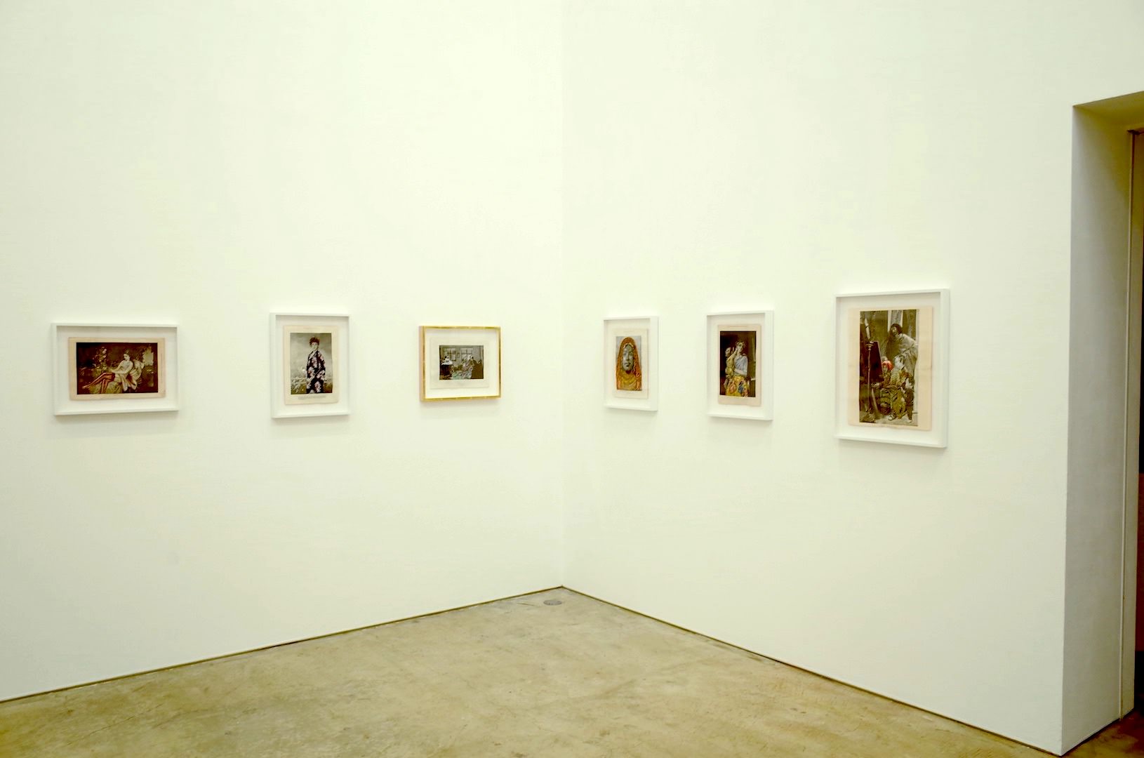 白い額縁が整然と並んでおりますが、セルフポートレイト作品は別カラーの額縁で一目瞭然です。