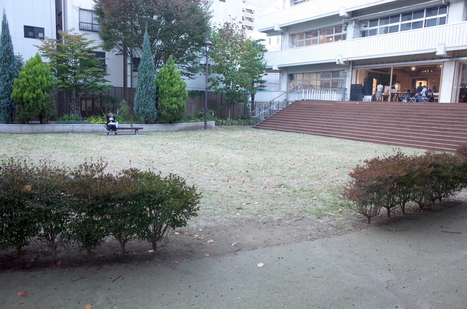 入口は芝生が優しい広場でした。