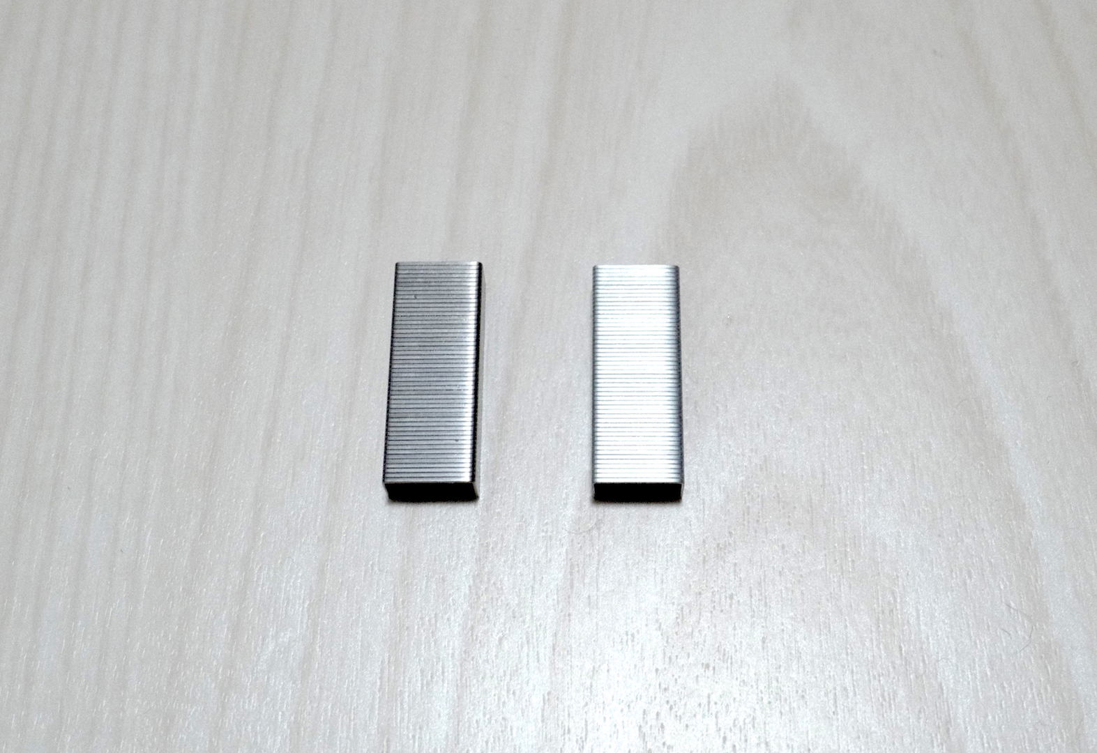 写真左の針が専用針。写真右は通常の市販されている針。