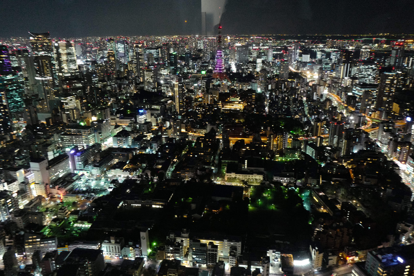 隣接するエリアでは東京の夜景を存分に味わえる場所が用意されています。デートに向いていますね!