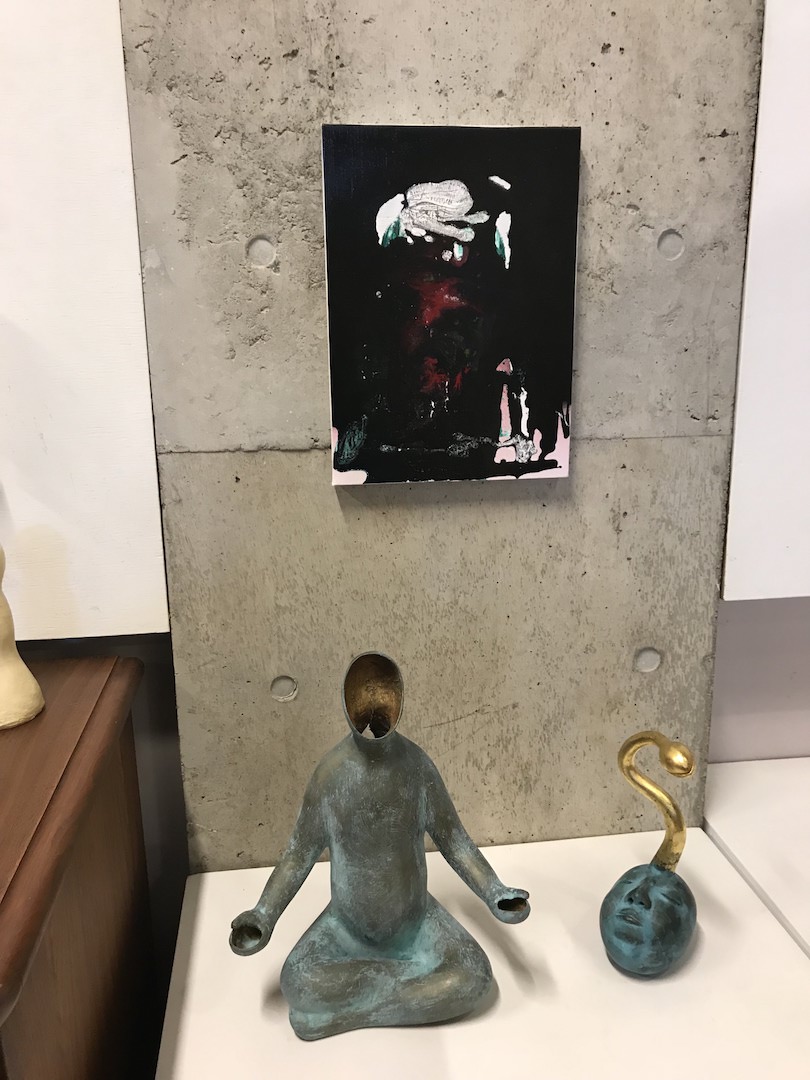 井田幸昌さんのSelf Portraitと松岡徹さんの立体作品。