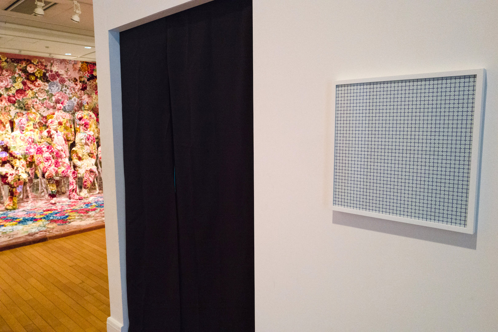 入場するとすぐ右手の部屋には管亮平さんの「Endless white room」が映像展示。どこを曲がってもゴールのない白い部屋を巡る映像です。