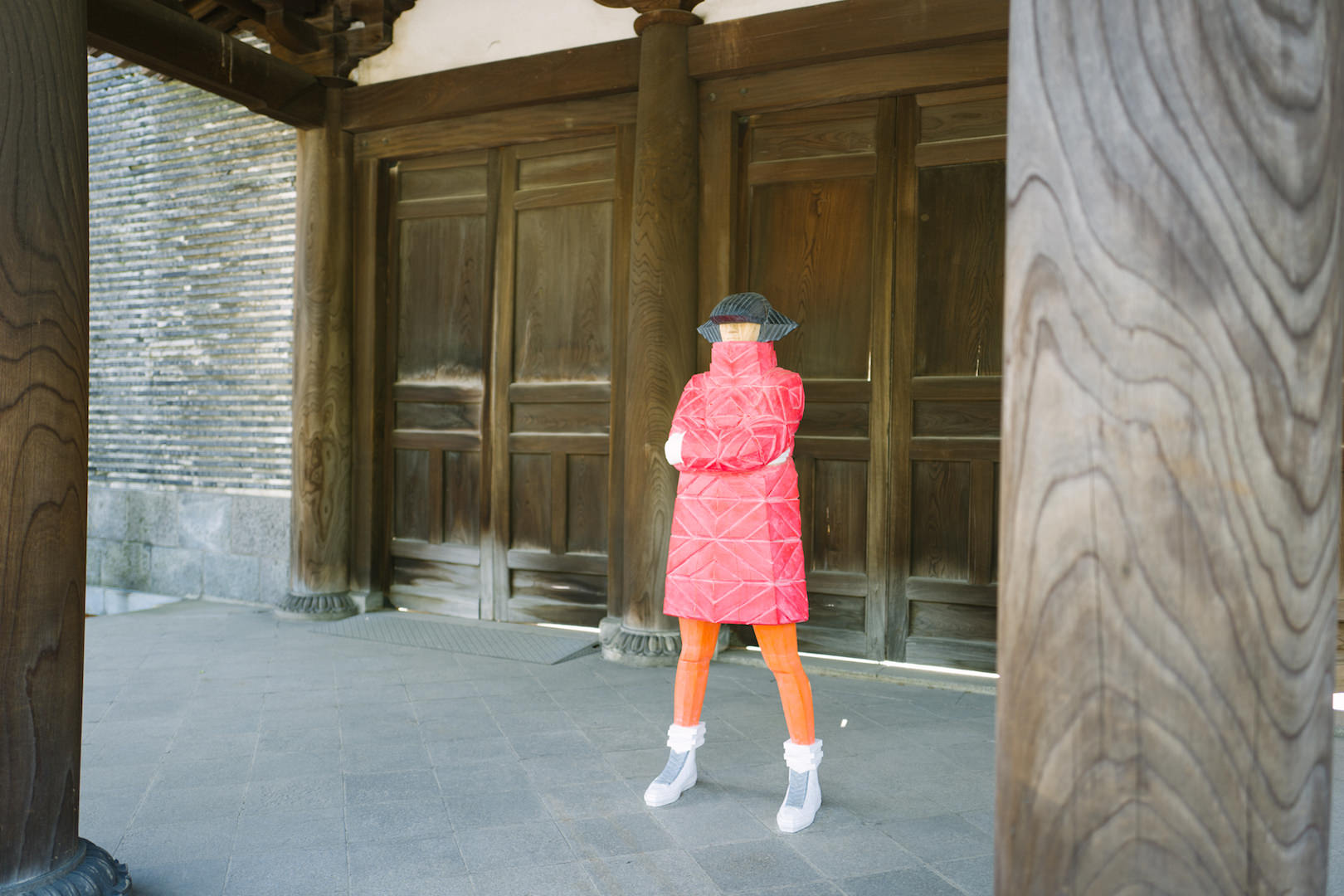 旧校門の外に展示されている小畑多丘さん「B-GIRL ALL DOWN JACKET NAGAME」