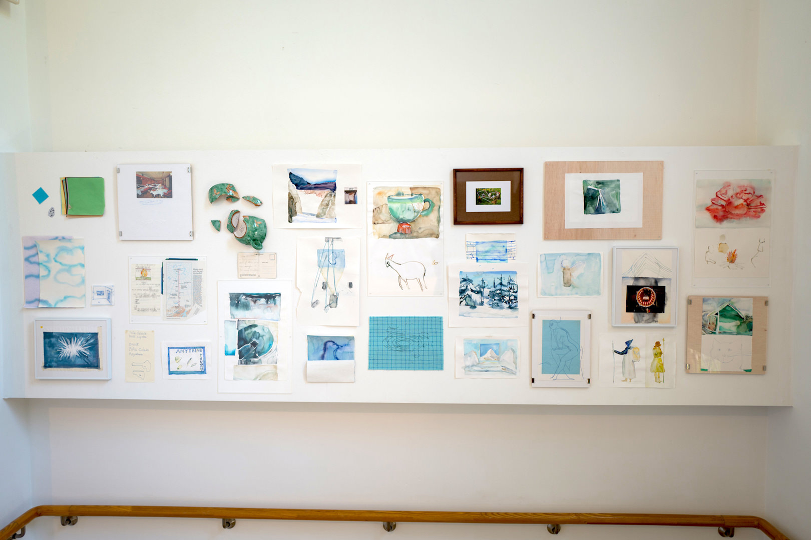 2階へと繋がる階段の踊り場に展示されている堀内悠希さんの作品