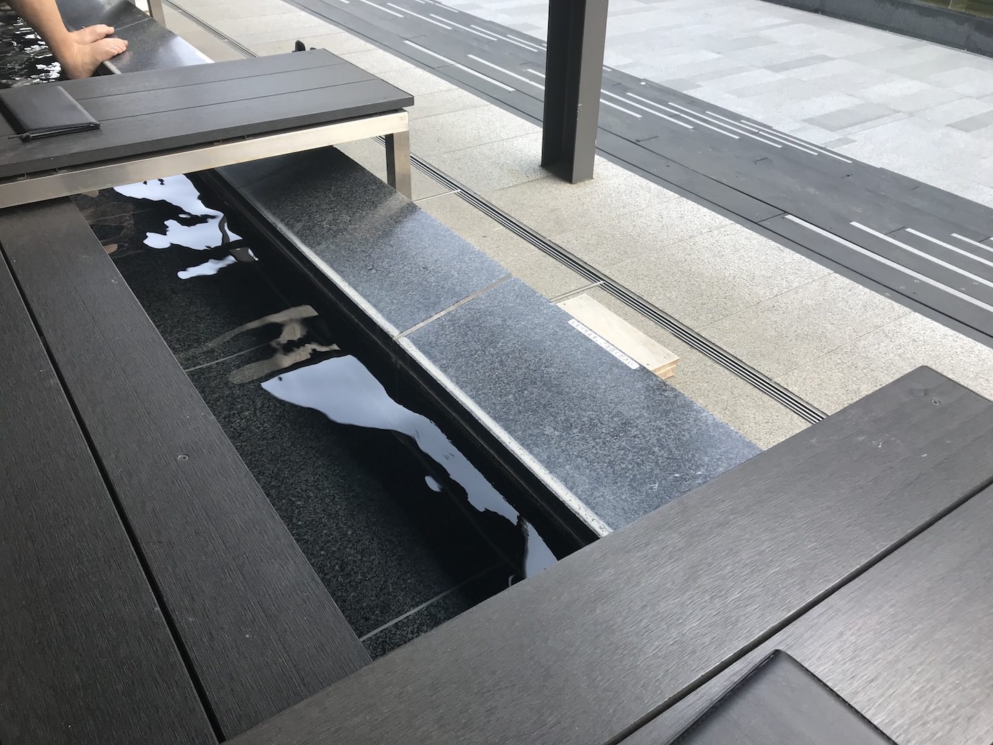 湯温は意外に高い印象です。足を出し入れして調整します。
