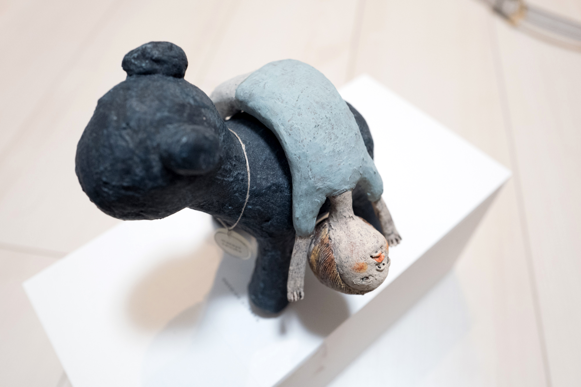 動物と女性はそれぞれが独立して制作され、何らかの方法で固定しているようです。