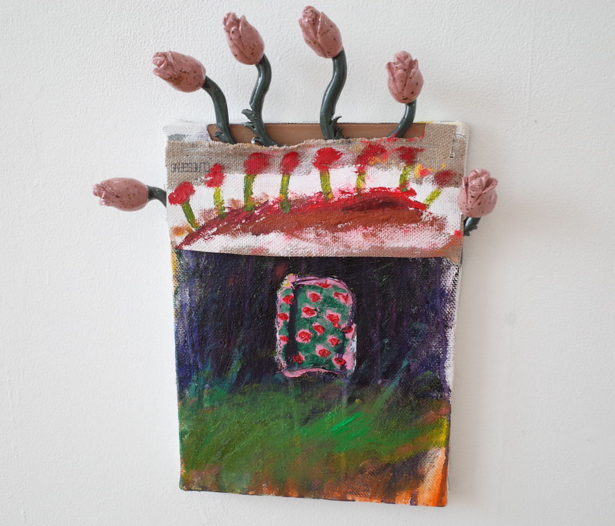 佐々木成美さんの「Tulip,night」。絵画作品から陶器のチューリップが咲いています。