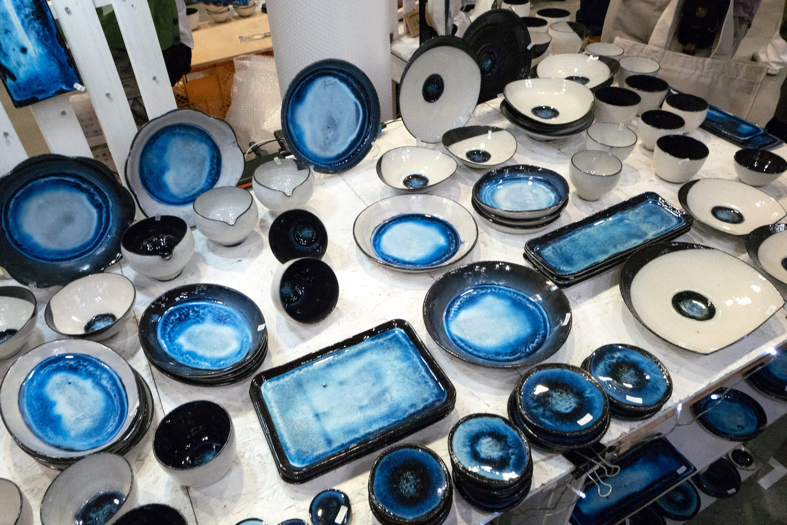 実際に生活で使えるような蚤の市的な展示販売。