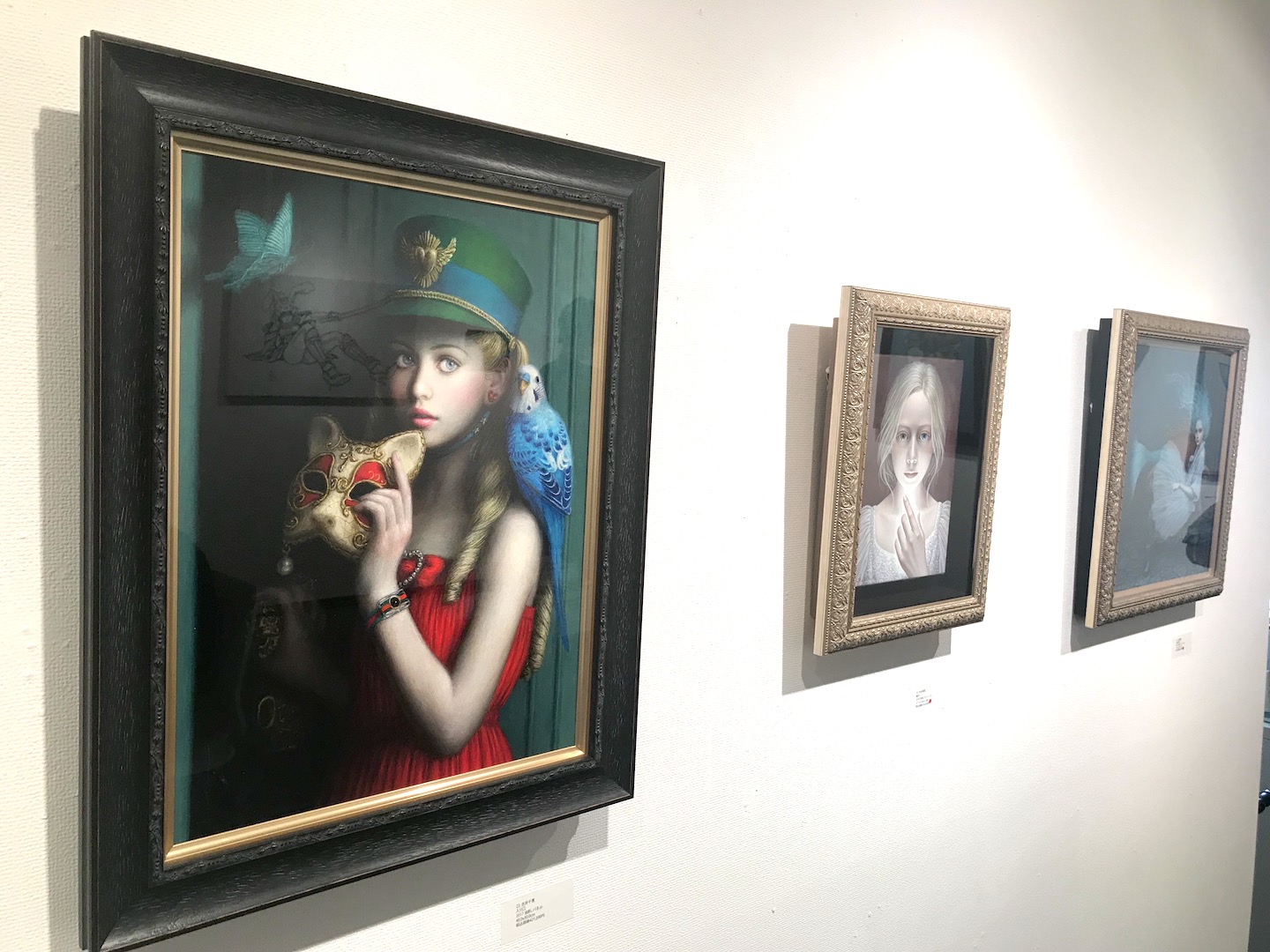 美人画ボーダレス展（みうらじろうギャラリー）より。裏ゴムが無いため作品がお辞儀していますね。