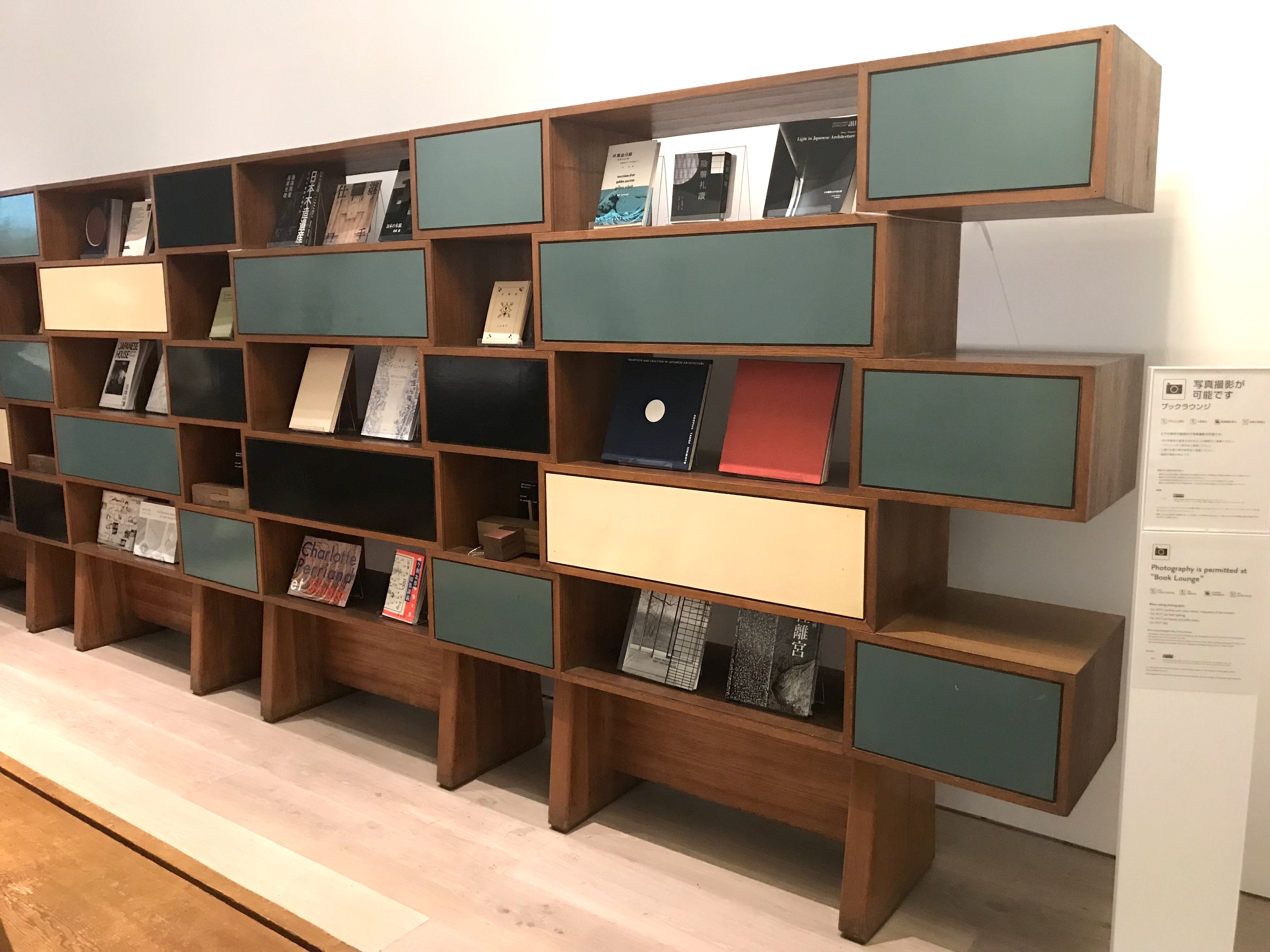 本棚の展示が現れてきて少し驚きました。建築と言うより木造文化としてアピールしているのでしょうか。