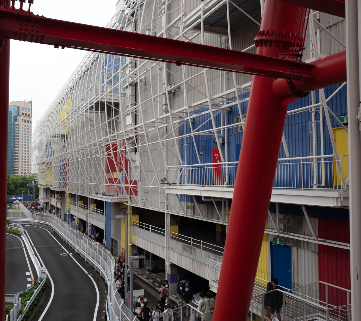 大きな会場の建物に沿って入場の行列が出来ています。チケットを持っていても行列は覚悟ですね。雨天時や気温の変化にご注意下さい。