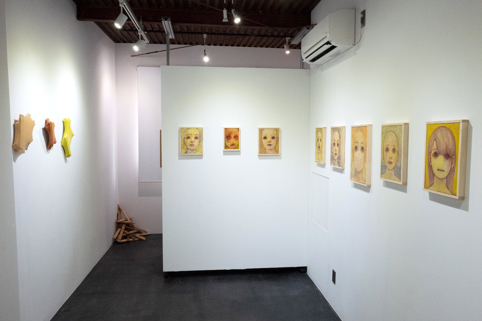 写真奥の作品から、それぞれ向かい合う絵画と立体作品が2つで1セットになっています。