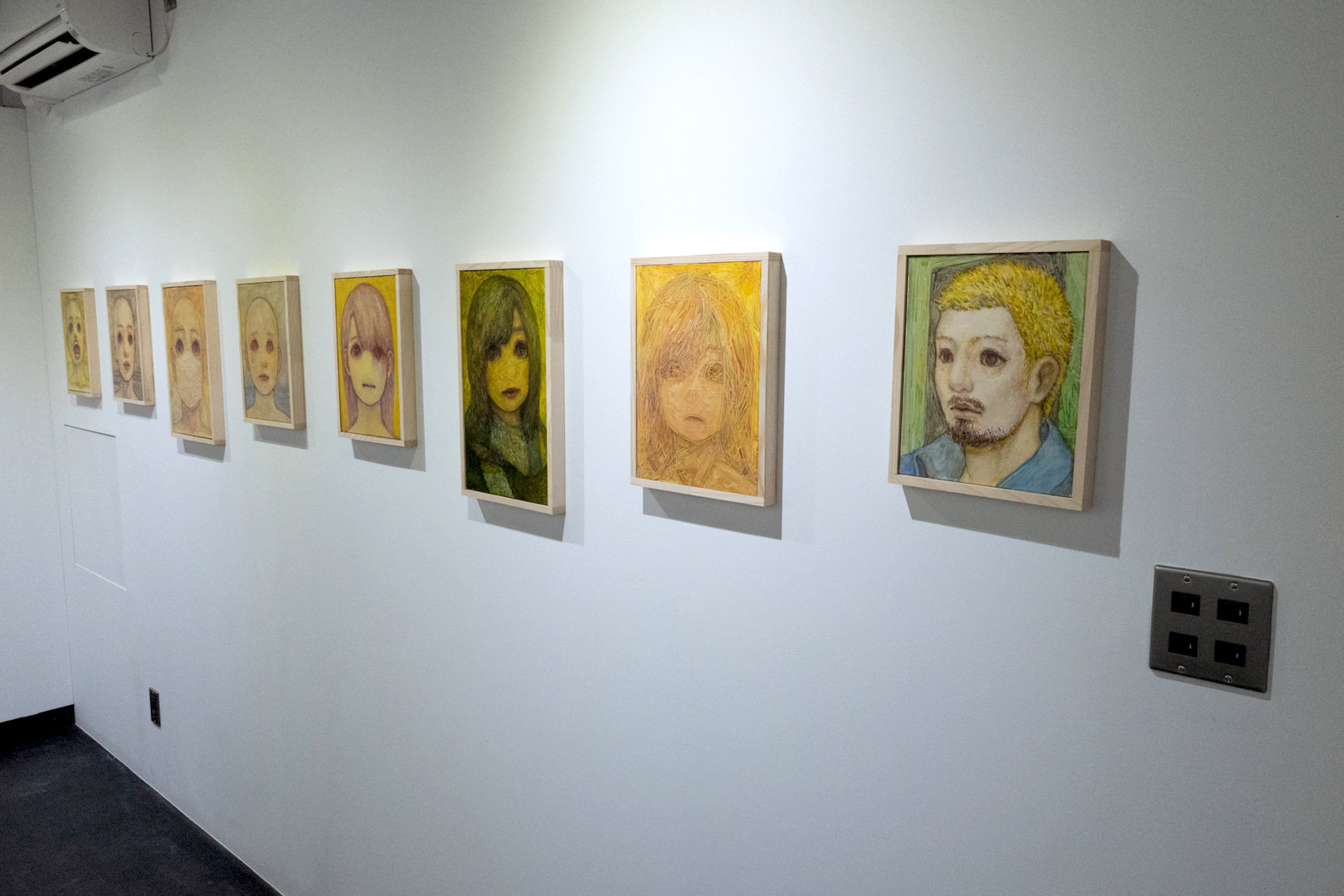 作品全てが木の枠に収められていました。