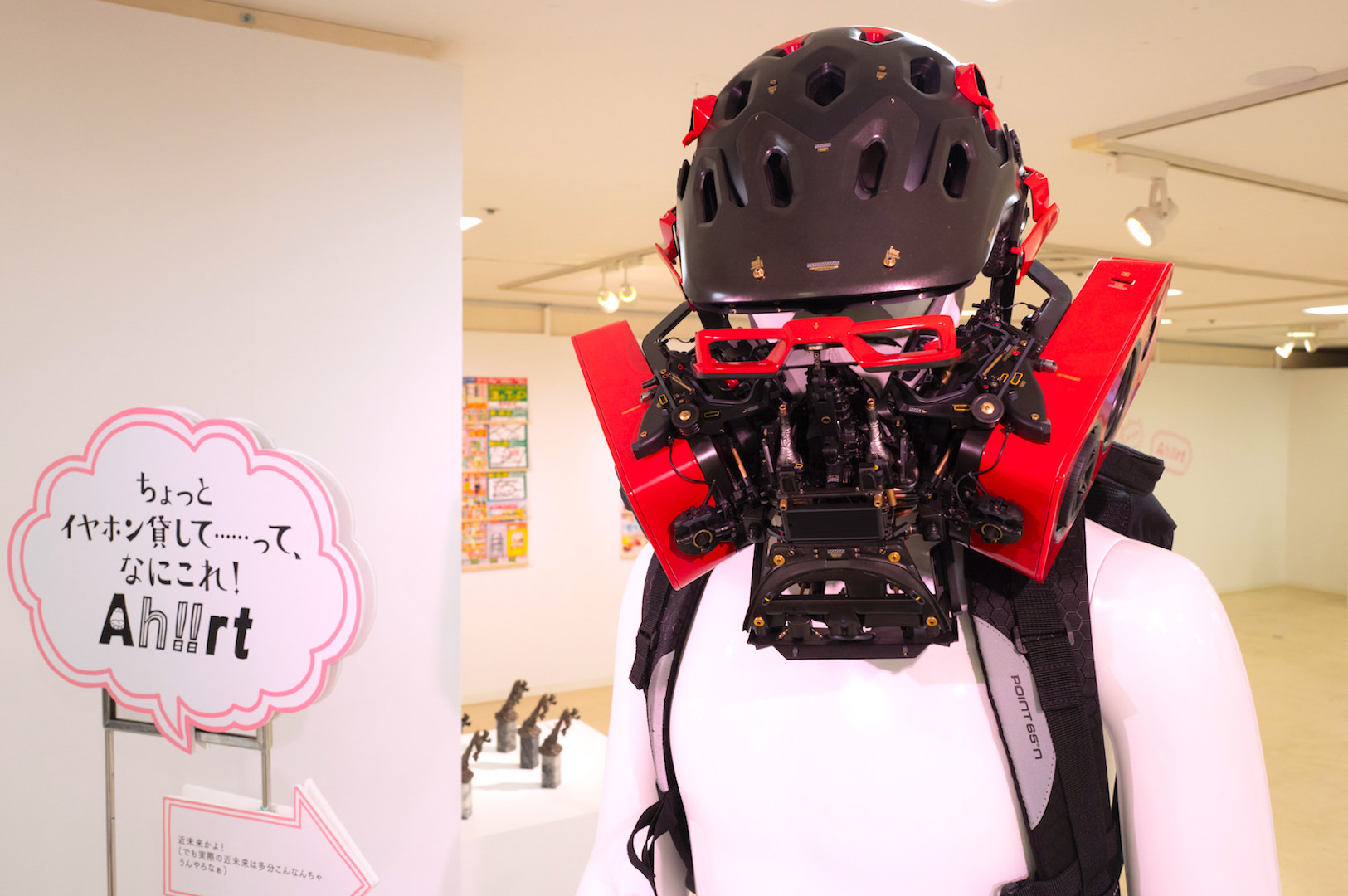 無駄にゴツいイヤホン。「ちょっとイヤホン貸して……って、なにこれ！」と言うクレジットがおかしいですね。