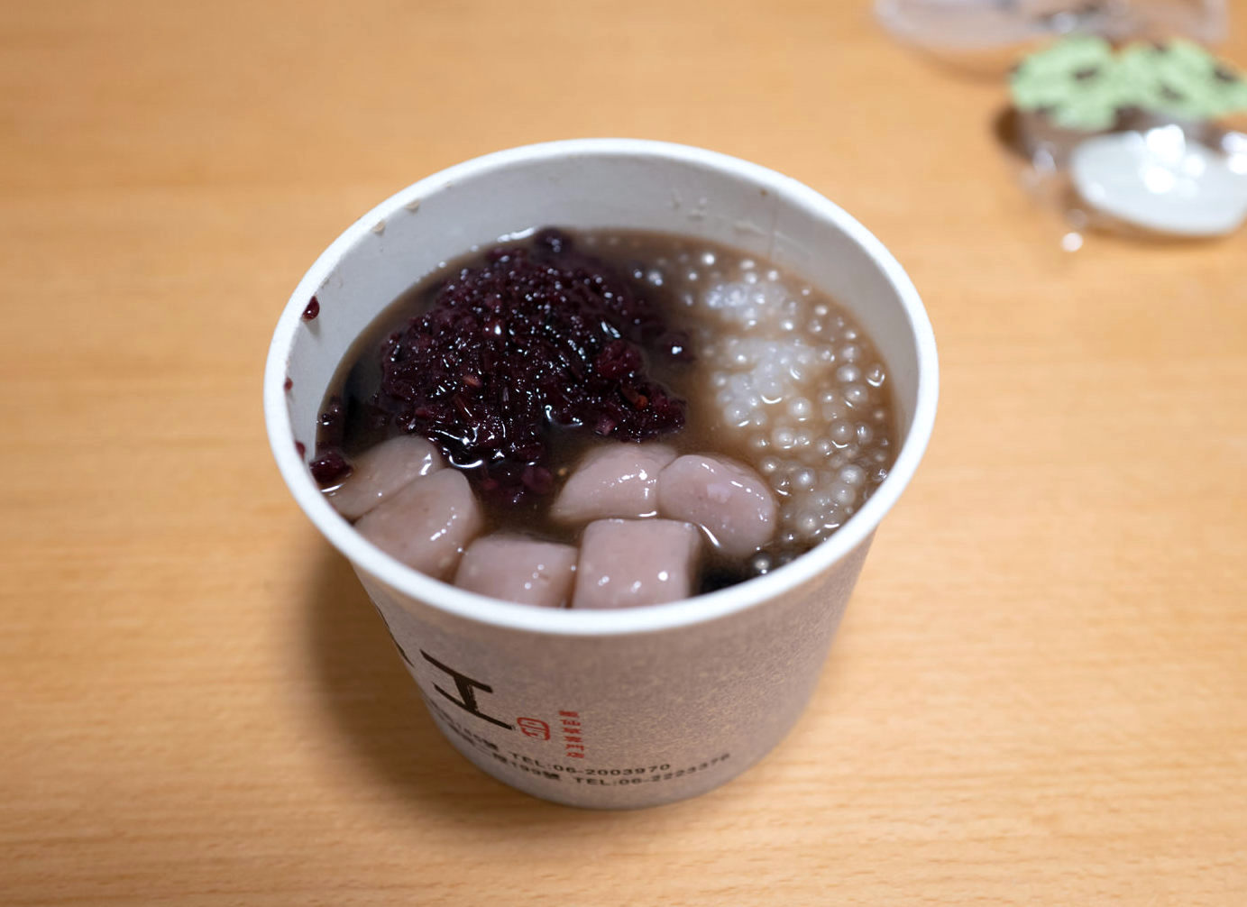 蓋を開けると仙草ゼリーはまだその姿を現しません。