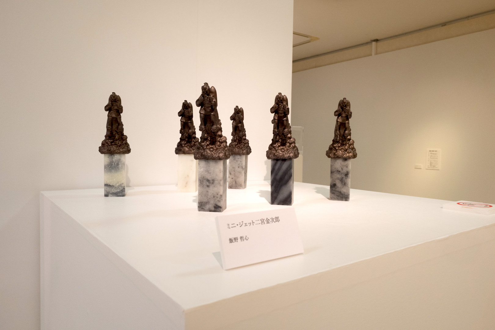 台座の石も7種類それぞれの石の色です。上部はFRP製の作品です。