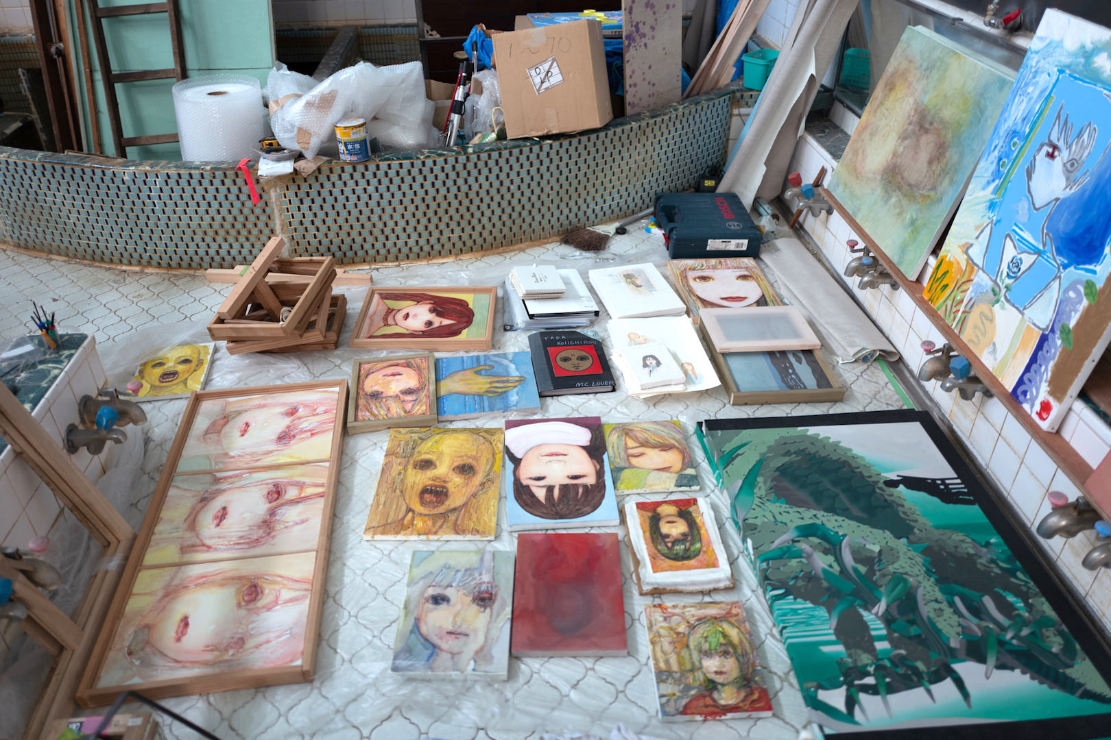 風呂場のタイル部分に並んだ共同運営者である多田恋一朗さんの作品も展示。