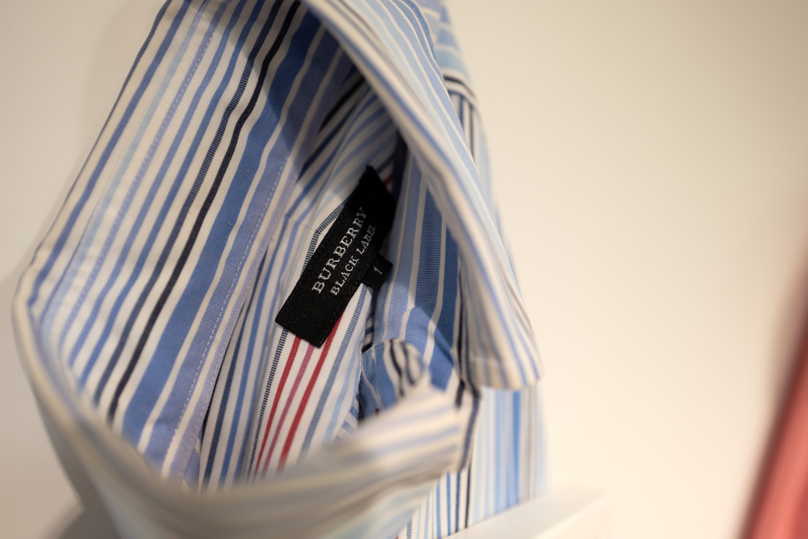 Burberry製品のシャツと分かるタグが見えるように展示されていました。
