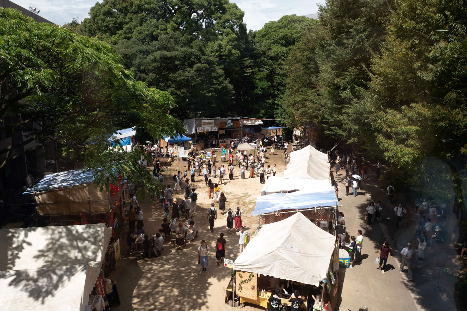 中庭の風景〜模擬店やイベントなど最も賑わっていました