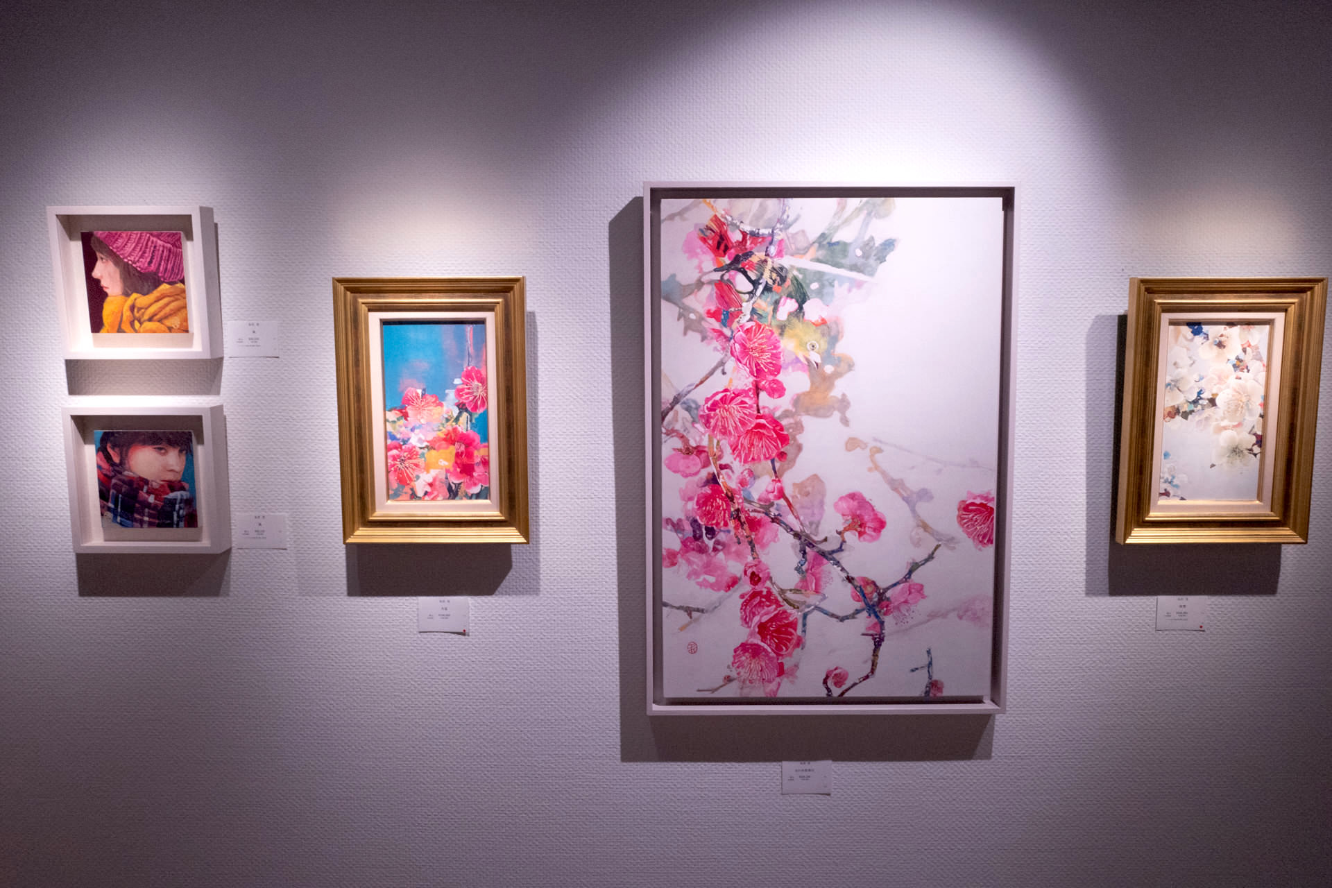 粂原愛さんの出品は全5点。中央の大作は「あかぬ色香は」M10・右「淡雪」M4