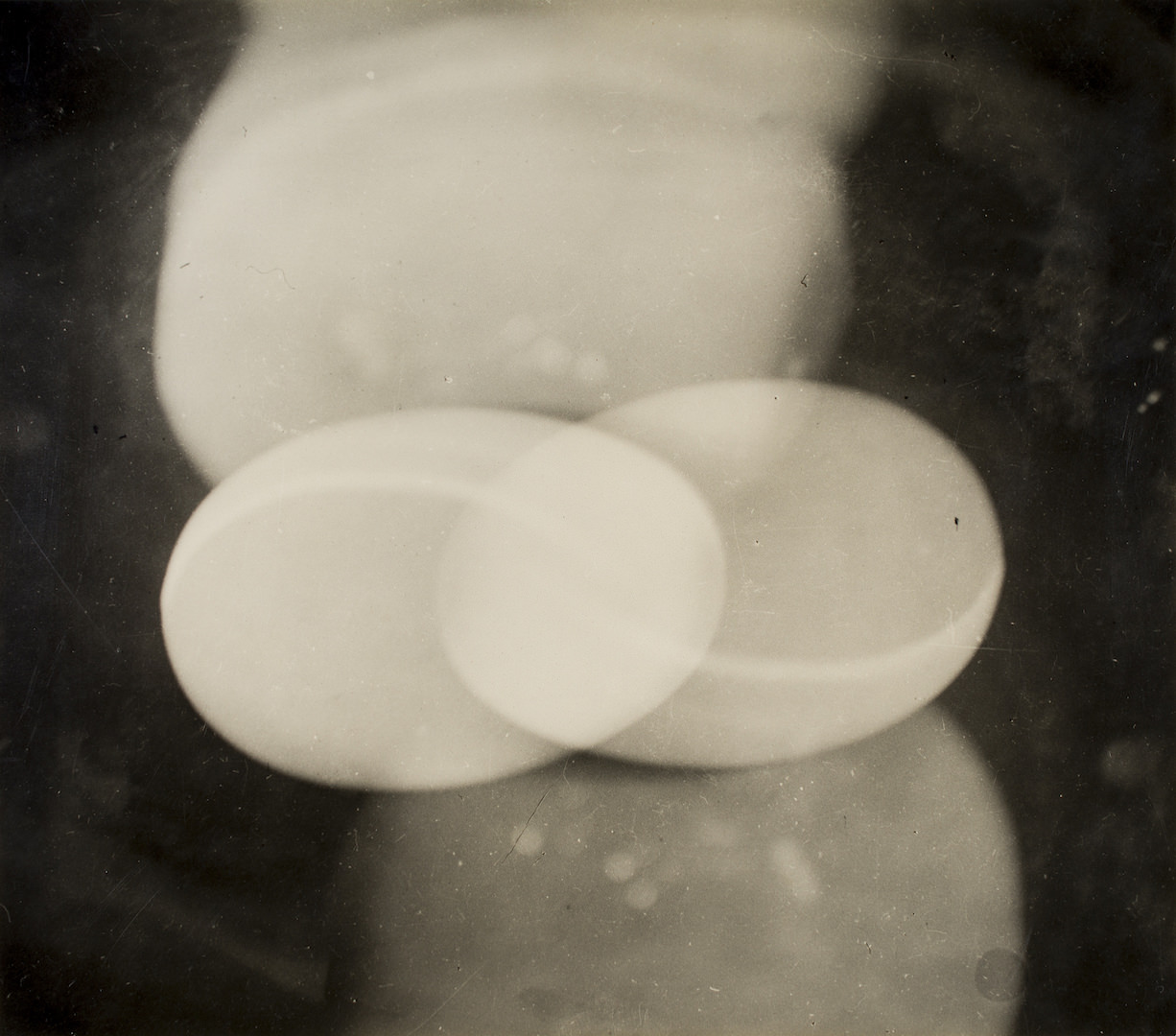 Osamu Shiihara, Title Unknown n.d.(1930s), gelatin silver print, 29.6×28cm ©The Estate of Osamu Shiihara, courtesy of MEM, T…