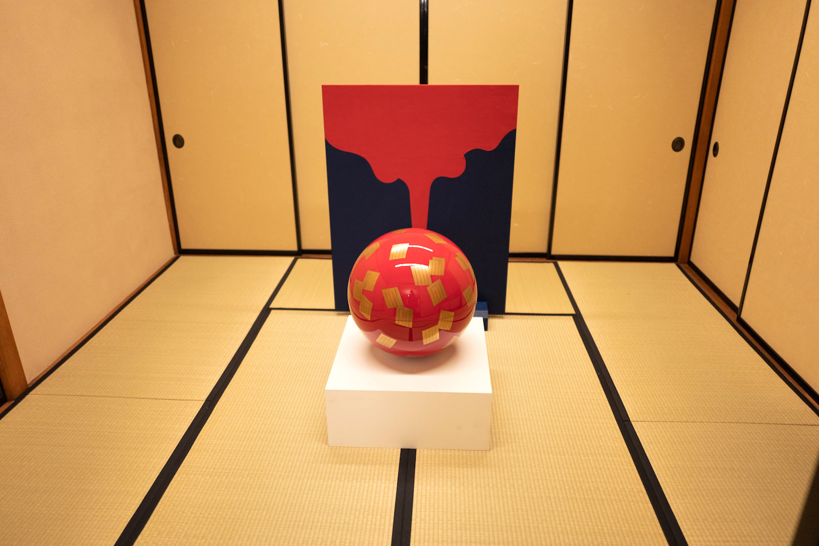 源氏香図蒔絵香炉 香りの日本文化を「RETHINK」して舘鼻が制作をした香炉は大きな球体に「源氏香の図」と呼ばれる図形的な紋様が蒔絵によって描かれています。この紋様は、源氏物語の全５４帖のうちの５２帖の巻名が附されています。また、５本のストライプの…