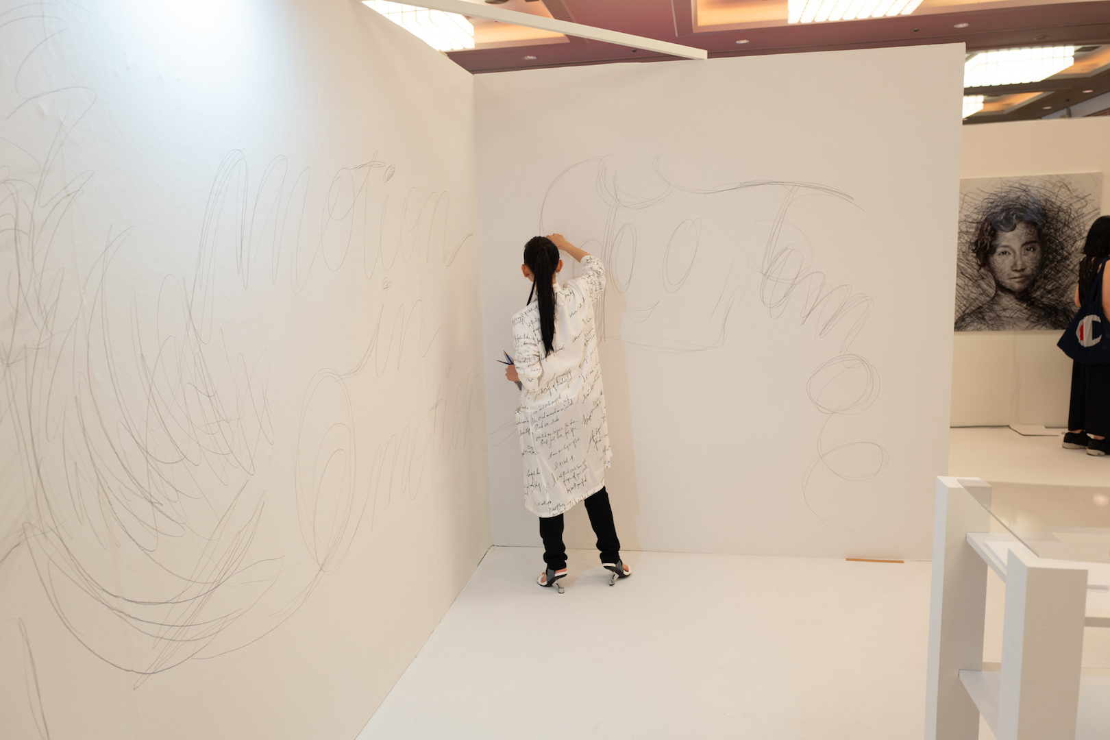 【rooms EXPERIENCE 37】強くて躍動する線のドローイング「篠原ともえ150の原画展」