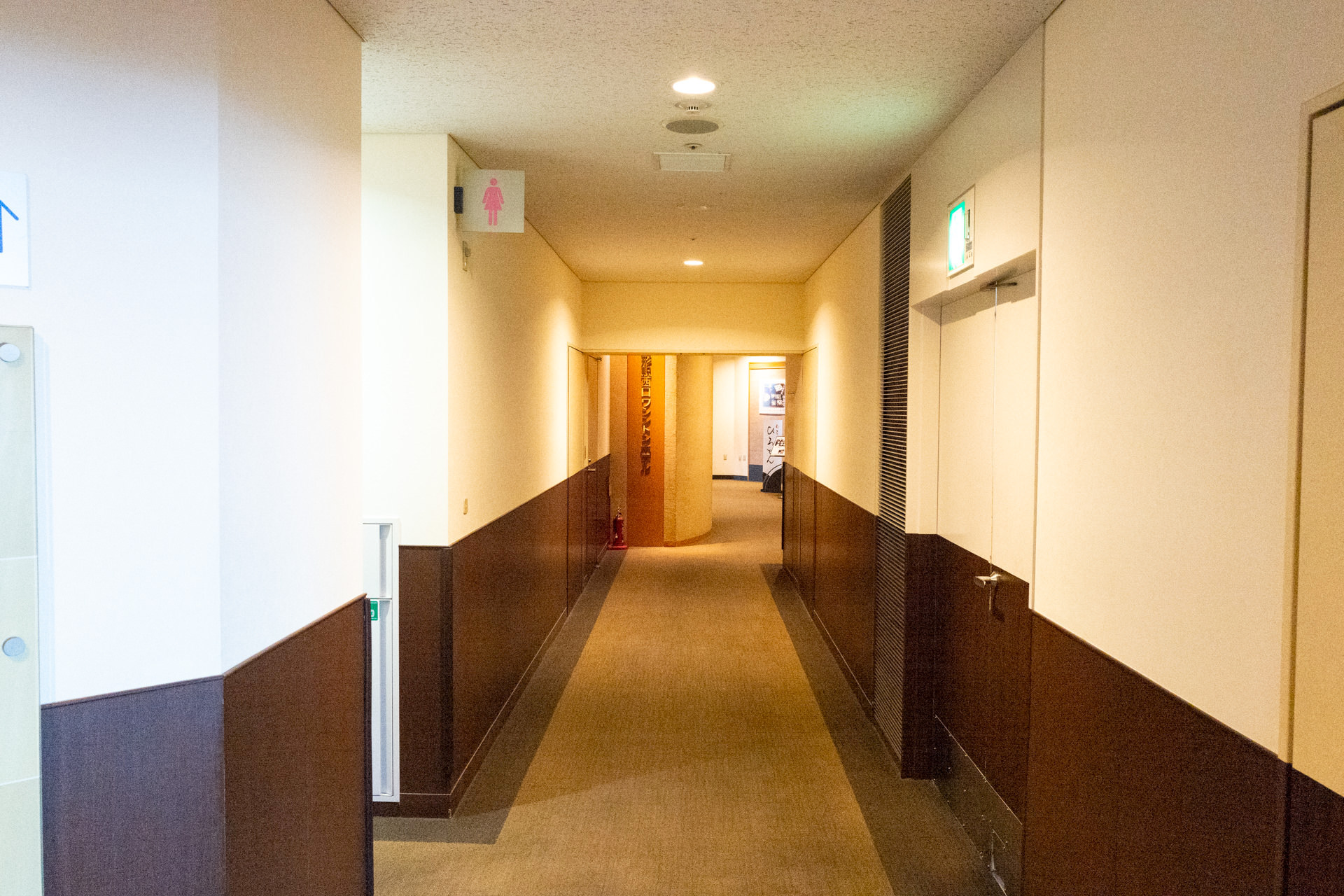 通路の先にフロントがあります。