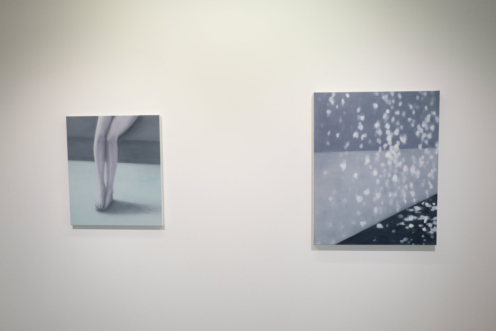 左：《skin 2》 2014 キャンバスに油彩 75x65cm 右：《memories 4》 2017 キャンバスに油彩 100x80cm