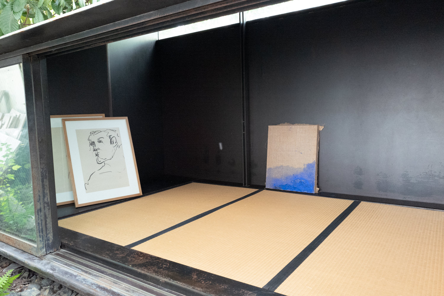白い部屋は畳が敷かれていて作品の一部が展示されていました。