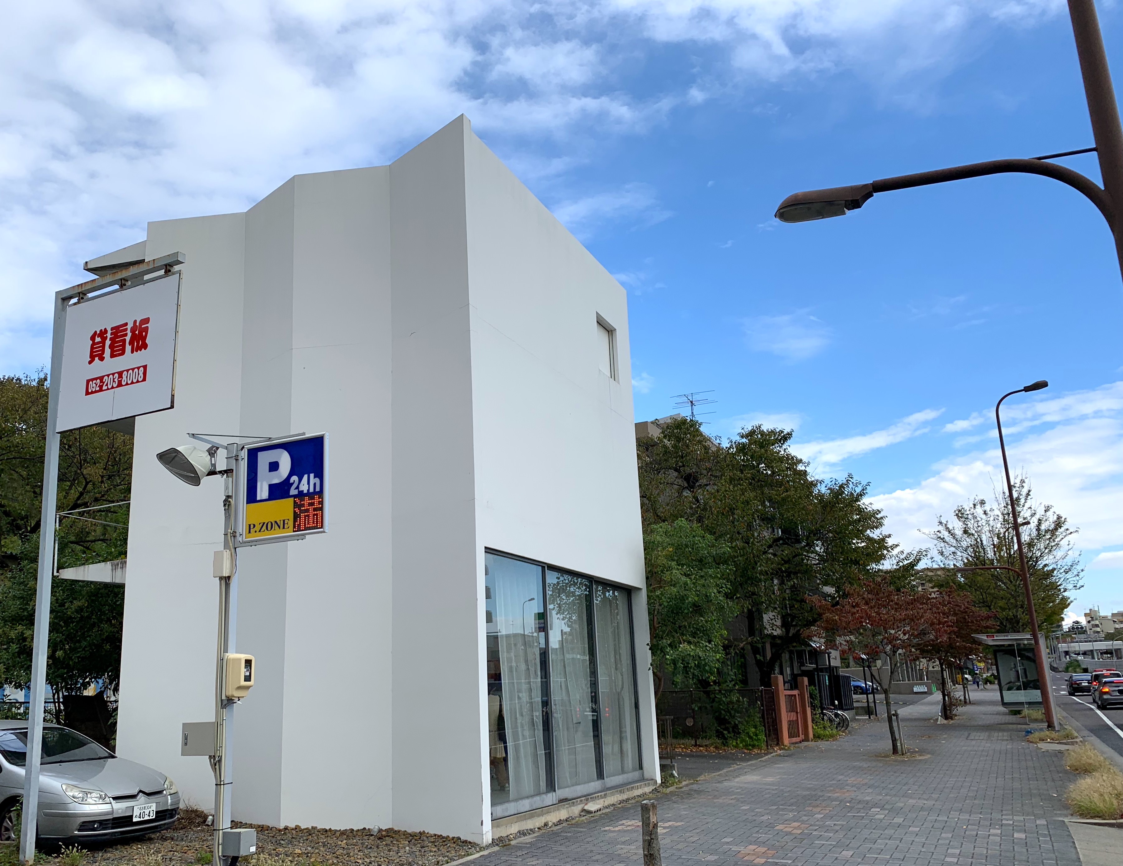 白い建物で目立ちます。ギャラリーは1階です。