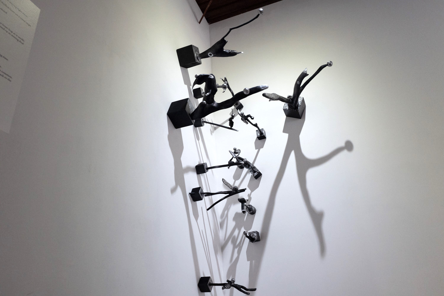 入口正面の立体作品