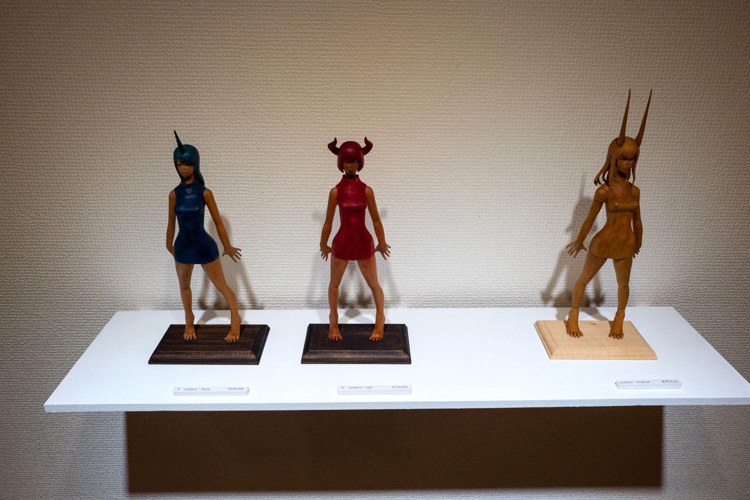 ?sisters・blue》 21.2×10.0×6.0cm（台座込み） 桂、ガラス、岩絵具（染料で彩色）378,000円（税込）《sisters・red》 20.5×10.0×6.0cm（台座込み） 桂、ガラス、岩絵具（染料で彩色）378,000…