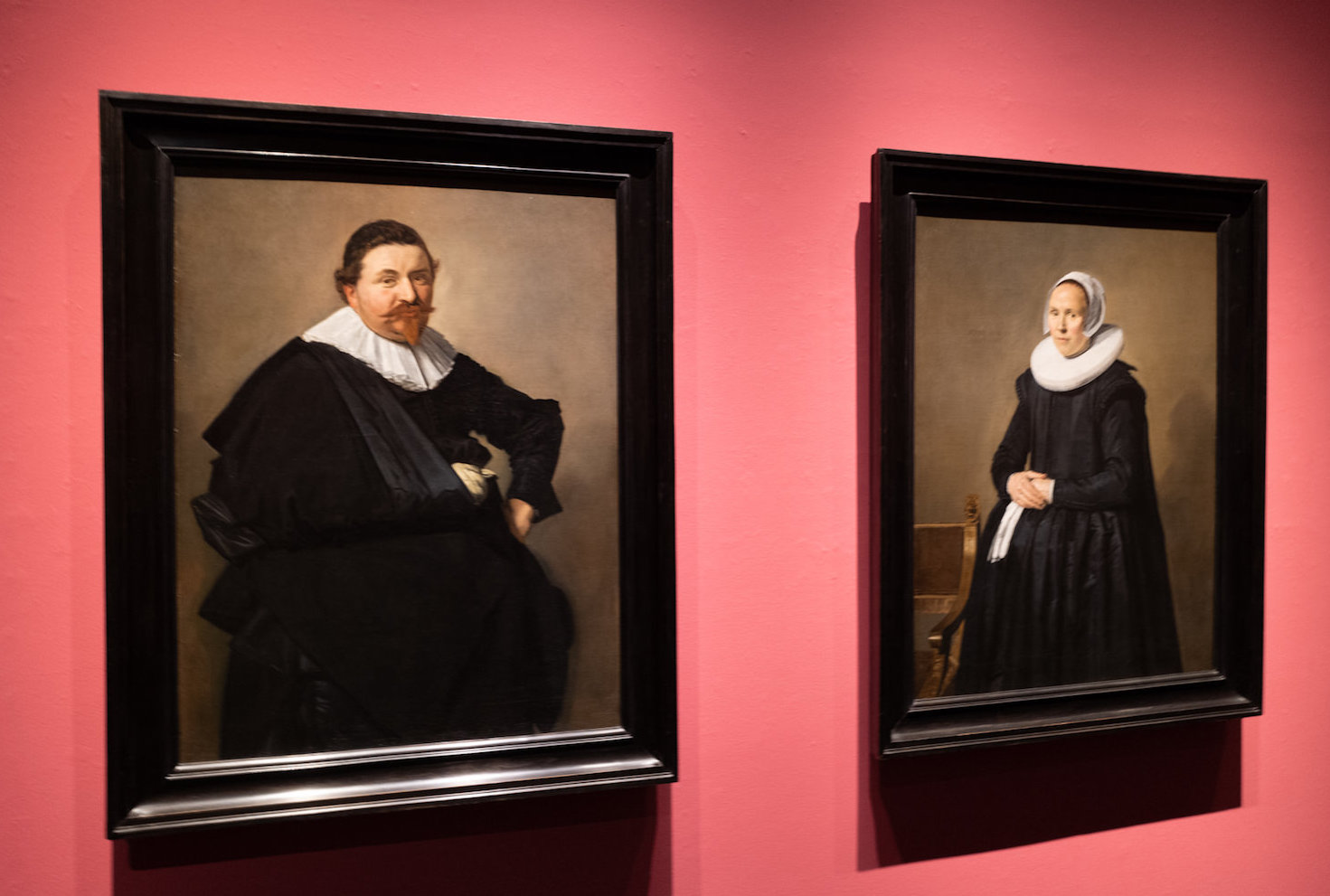 左:フランス・ハルス《ルカス・デ・クレルク(1593年頃-1652年)の肖像》右:フランス・ハルス《フェインチェ・ファン・ステーンキステ(1603/4年-1640年)の肖像》〜第1章より