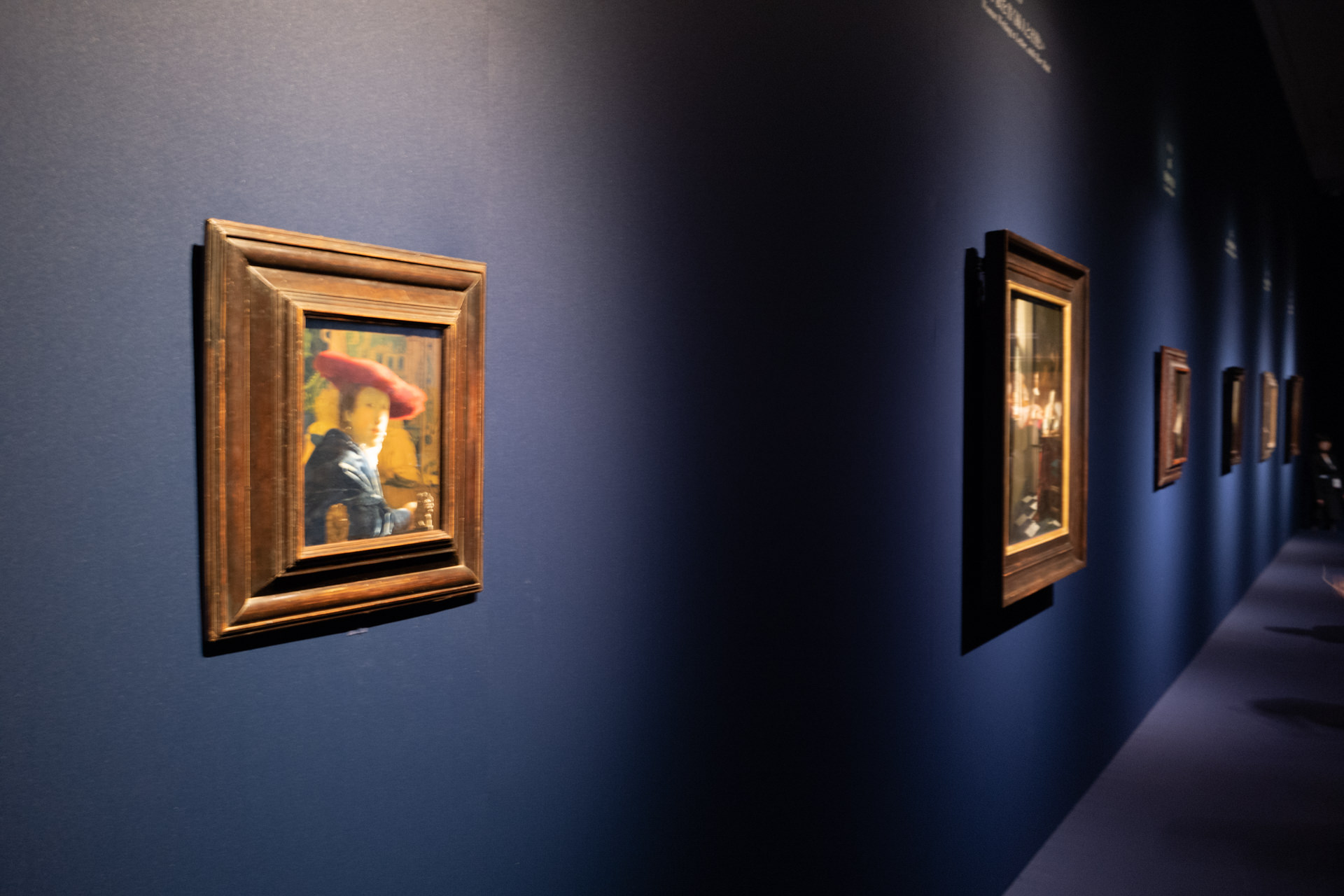 手前作品:《赤い帽子の娘》1665-1666年頃 ワシントン・ナショナル・ギャラリー National Gallery of Art, Washington, Andrew W. Mellon Collection, 1937.1.53 ※12月2…