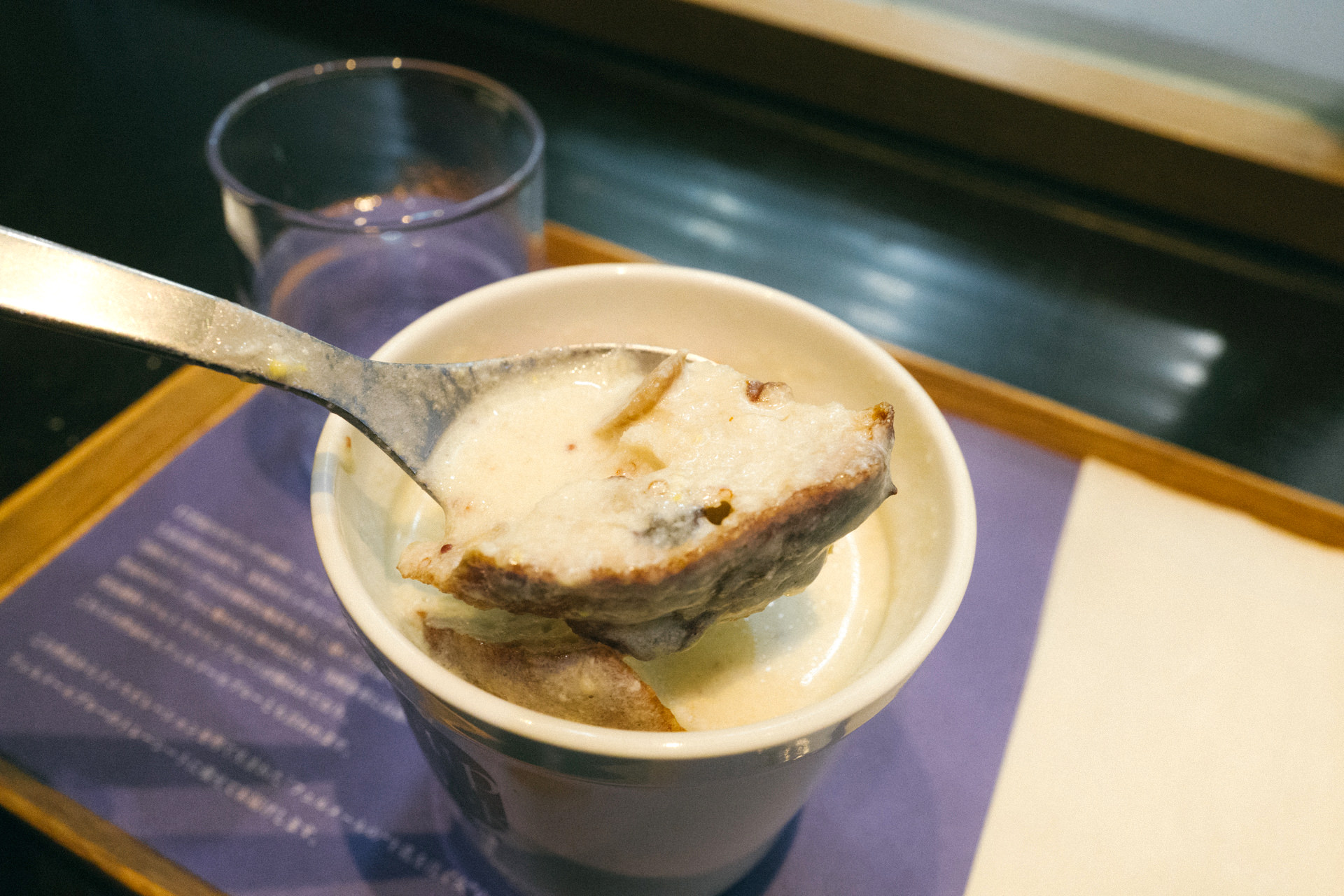 堅いパンもスープに絡んで食べやすい柔らかさに変化。胡桃とレーズンも合います。