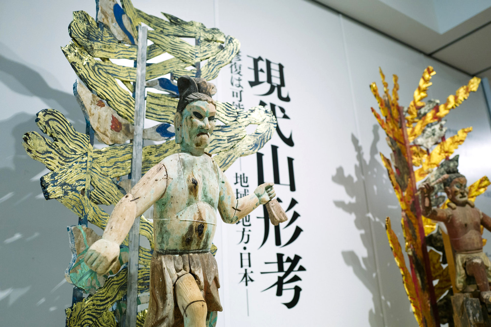 風神雷神像（大江町雷神社・江戸後期）と、大山龍顕（1976年生）による光背画「雷電光背、竜巻光背」〜「現代山形考」展示風景より