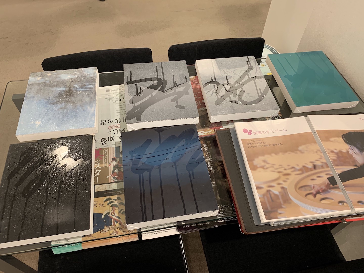 展示外の作品も用意され販売されていました。