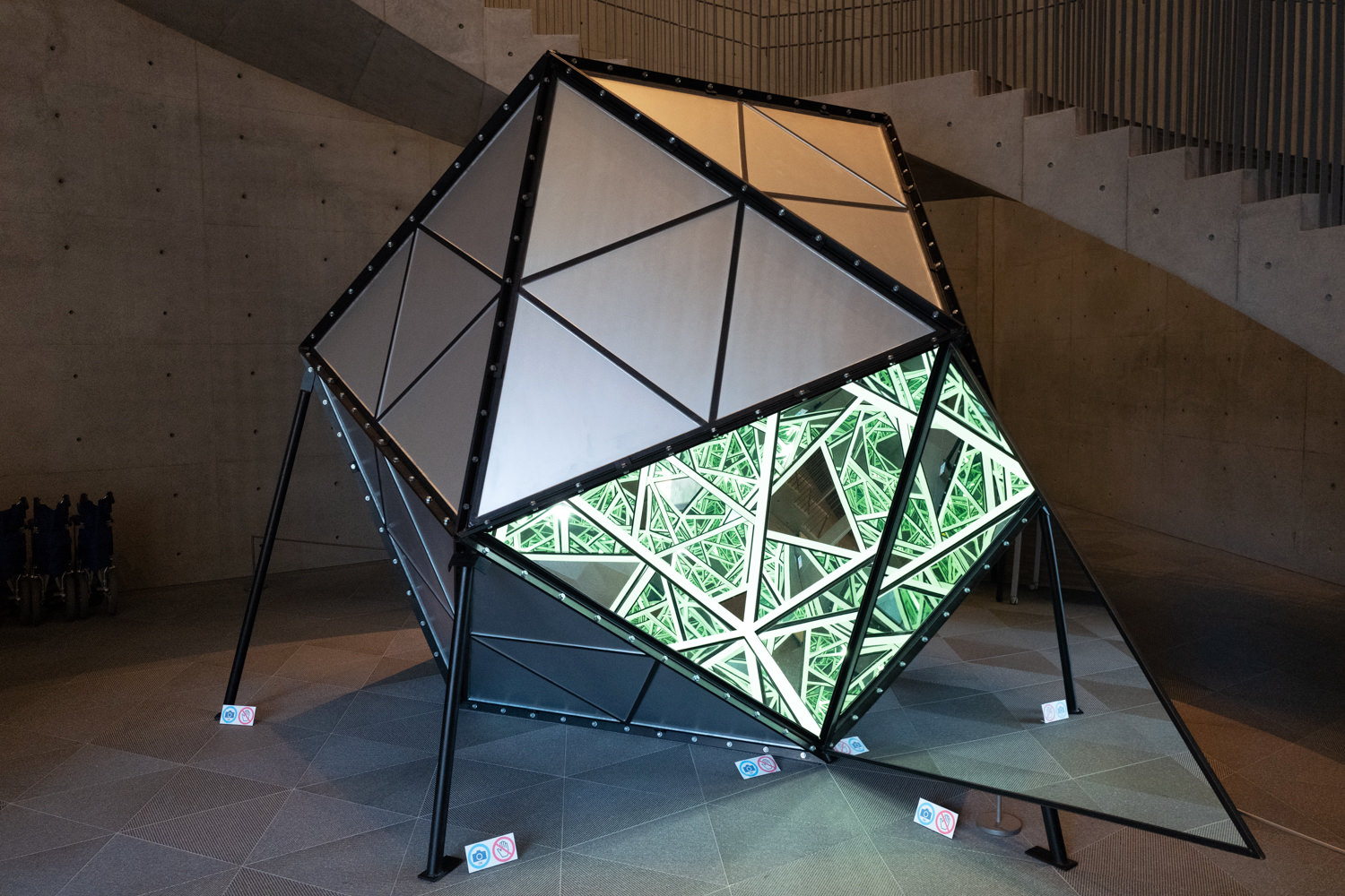 1階入口すぐには同時期に開催中企画展の作品も設置されていました《テクノロジーは闇を照らすか》本郷仁