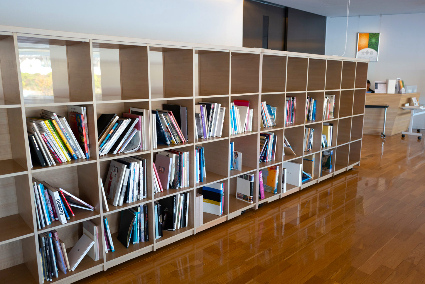 同じくシート後方の書庫。図録や美術関連書籍が自由に閲覧可能です。