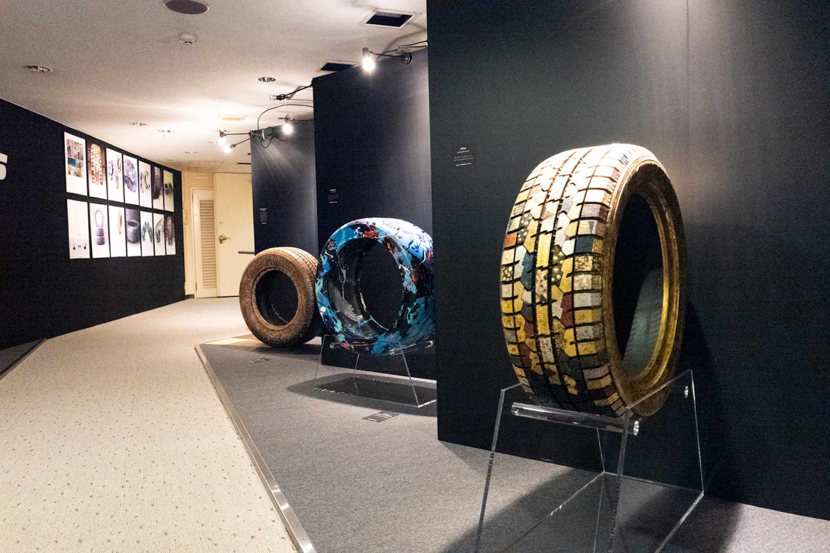 協賛社「TOYO TIRE」のアートペイントを施したタイヤの展示