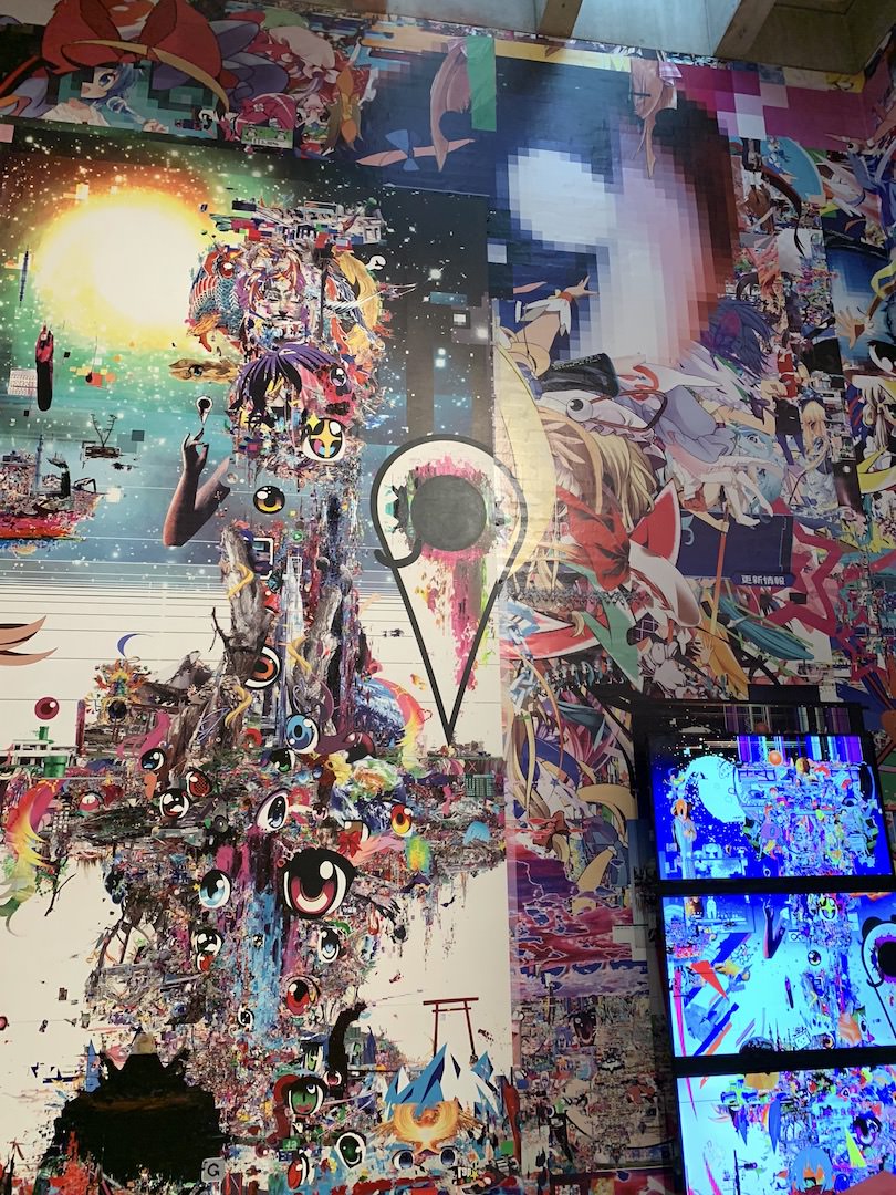 吹き抜けの上の天井まで密度の濃い作品が並びます。