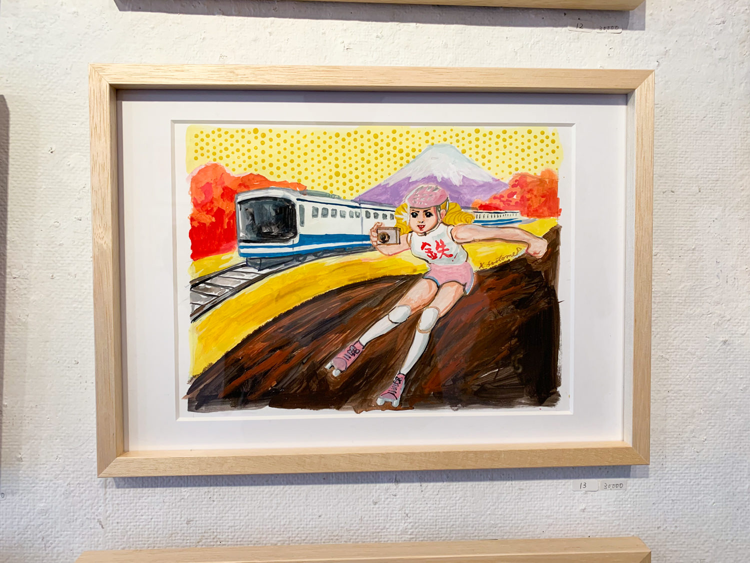 例えばこちらは11月の作品。富士山と紅葉を背景に、ローラースケートで疾走するカメラを持った鉄子