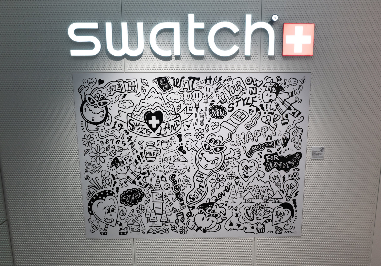会場は銀座のSwatchグループビル14階。写真は地下1階のSwatch売り場のアートな入口です(作品はchocomoo)