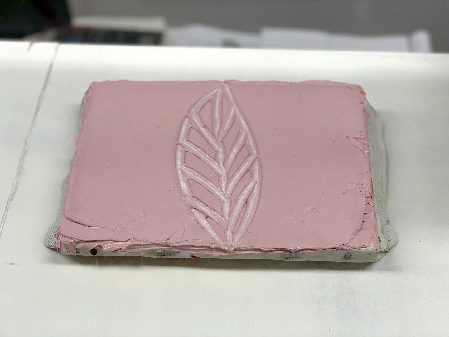 1階のショーケースに飾られた作品 《Leaf》2018年 油彩、キャンバス 170×260mm