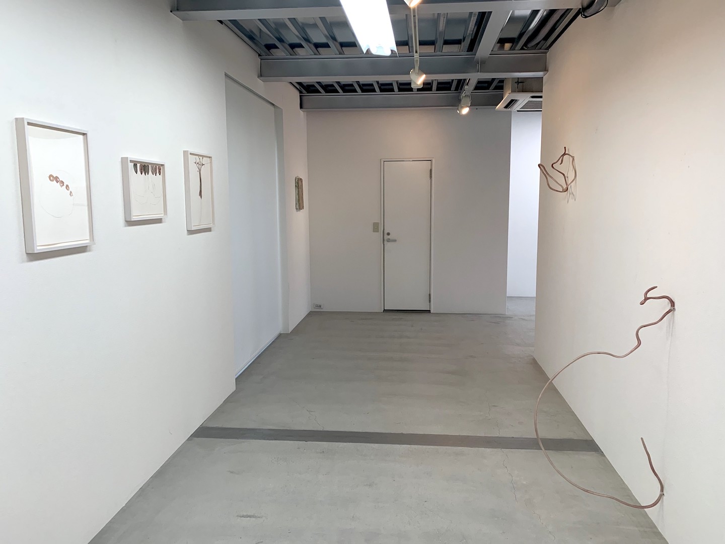 通路を半ば遮るような立体作品〜右・手前《red plamt（2）》