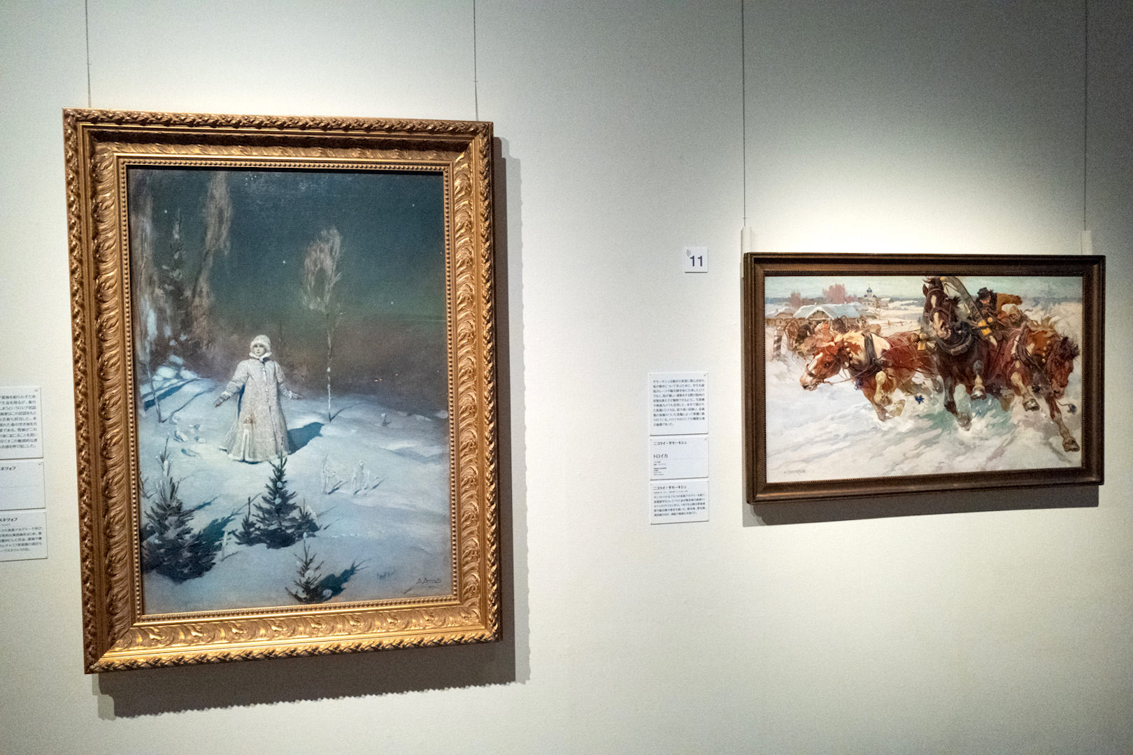 左：ヴィクトル・ワスネツォフ《雪娘》1899年 油彩・キャンヴァス © The State Tretyakov Gallery右：ニコライ・サモーキシュ《トロイカ》1917年頃 油彩・キャンヴァス © The State Tretyakov Gal…
