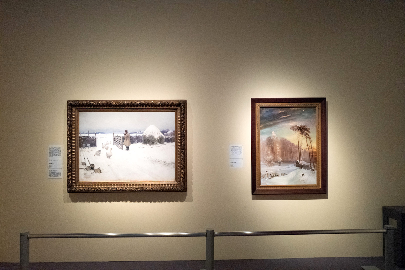 左：ミハイル・ゲルマーシェフ《雪が降った》1897年 油彩・キャンヴァス © The State Tretyakov Gallery