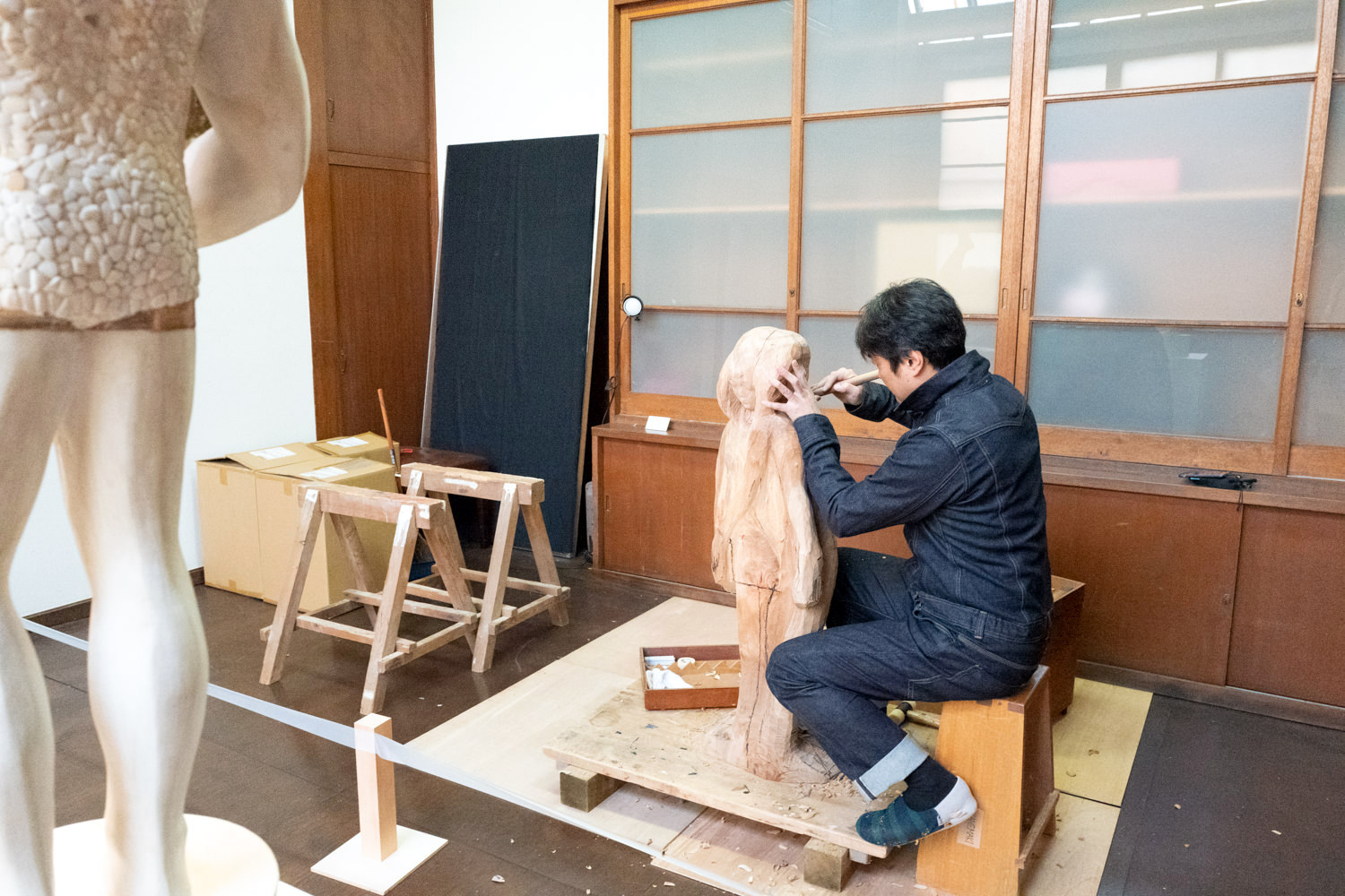 作品制作に取り組む金巻芳俊さんと作品《イグジステンス(仮)》。制作の様子を間近で鑑賞出来ました